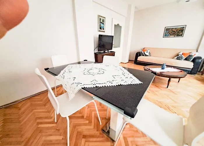 Spacious And Bright Apartment - Dirim House